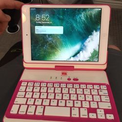 IPad mini 2 W/ Retina Display & Pink Bluetooth Keyboard