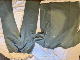 Figs scrubs Olive (XL Shirt) (M Pants)