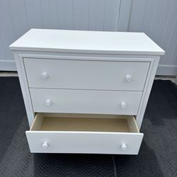 New White Dresser / 3 Drawer Dresser(has Chip On Corner)