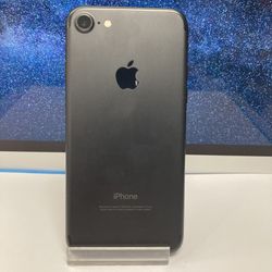 Factory Unlocked Iphone 7 32 gb comes with store warranty 
