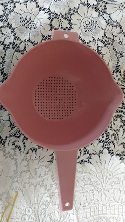 Vintage pink Tupperware colander with spout