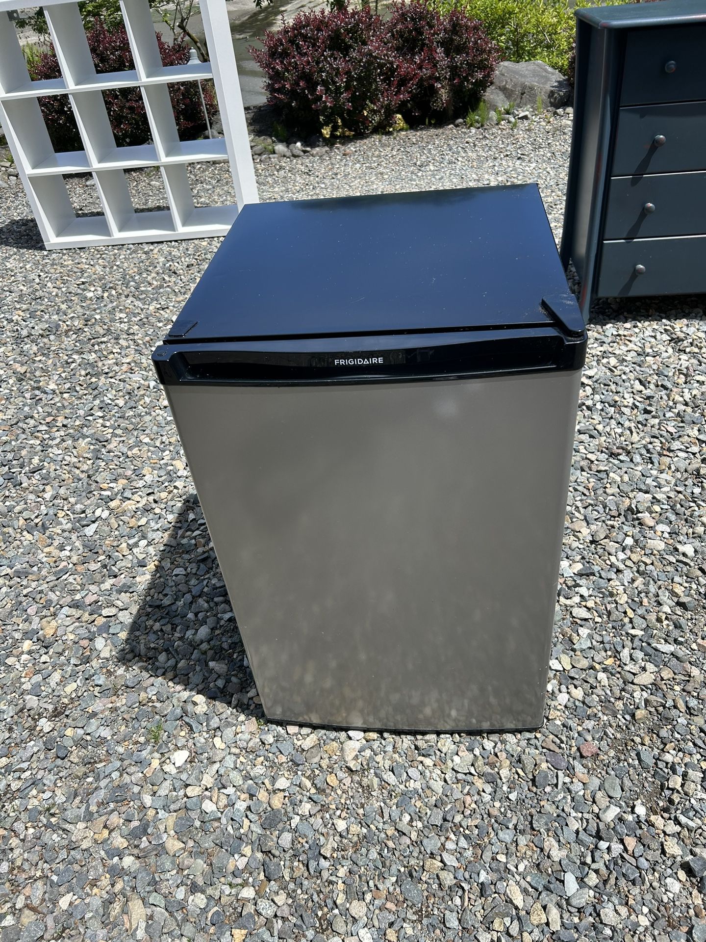Small Frigidaire Refrigerator With Freezer Compartment