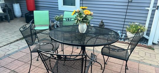 Table and 4 chairs and 2 green chairs