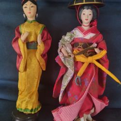 Pair of Asian geisha porcelain dolls, both are 9.5 inches tall