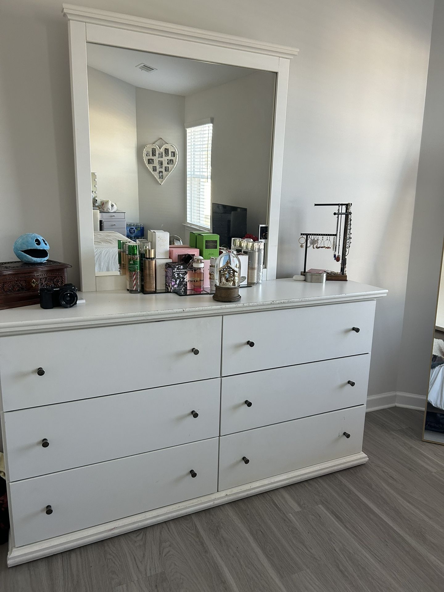 MOVING SALE – USED WHITE DRESSER WITH MIRROR MUST GO ASAP (BY JAN 18TH)🚨