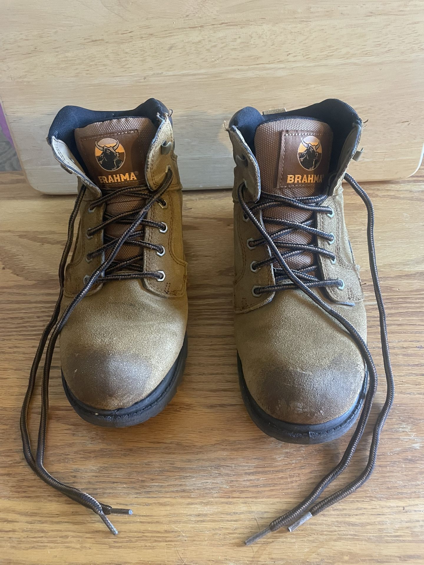 Mens 9 Work Boots. Soft Toe  