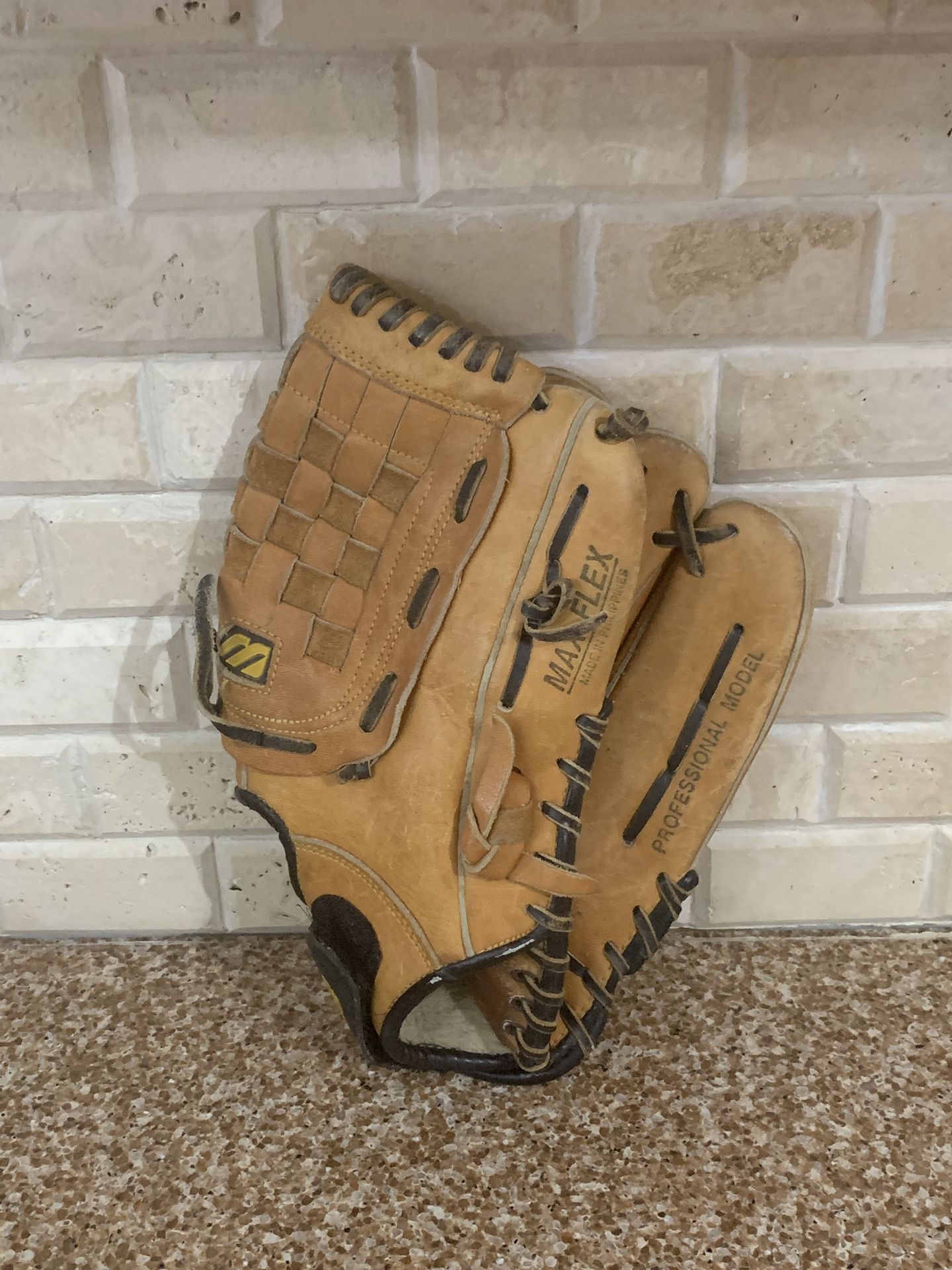 Mizuno North American RHT Baseball Glove