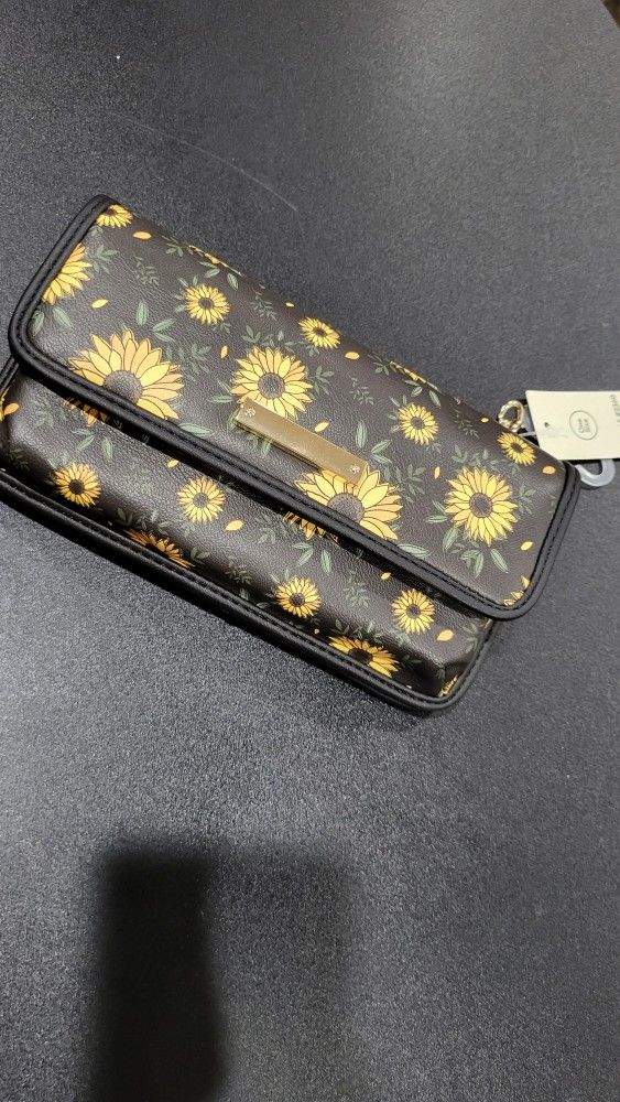 No Boundaries Women's Flap Crossbody Bag, Black Sunflower