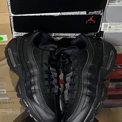 nike air max 95 essentials triple black 