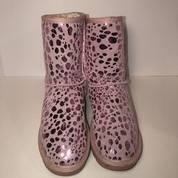 Women’s size 8 Buyiniao pink foil cheetah print boots with super soft cream fur inside. They were only worn one time but I put them in the washer and