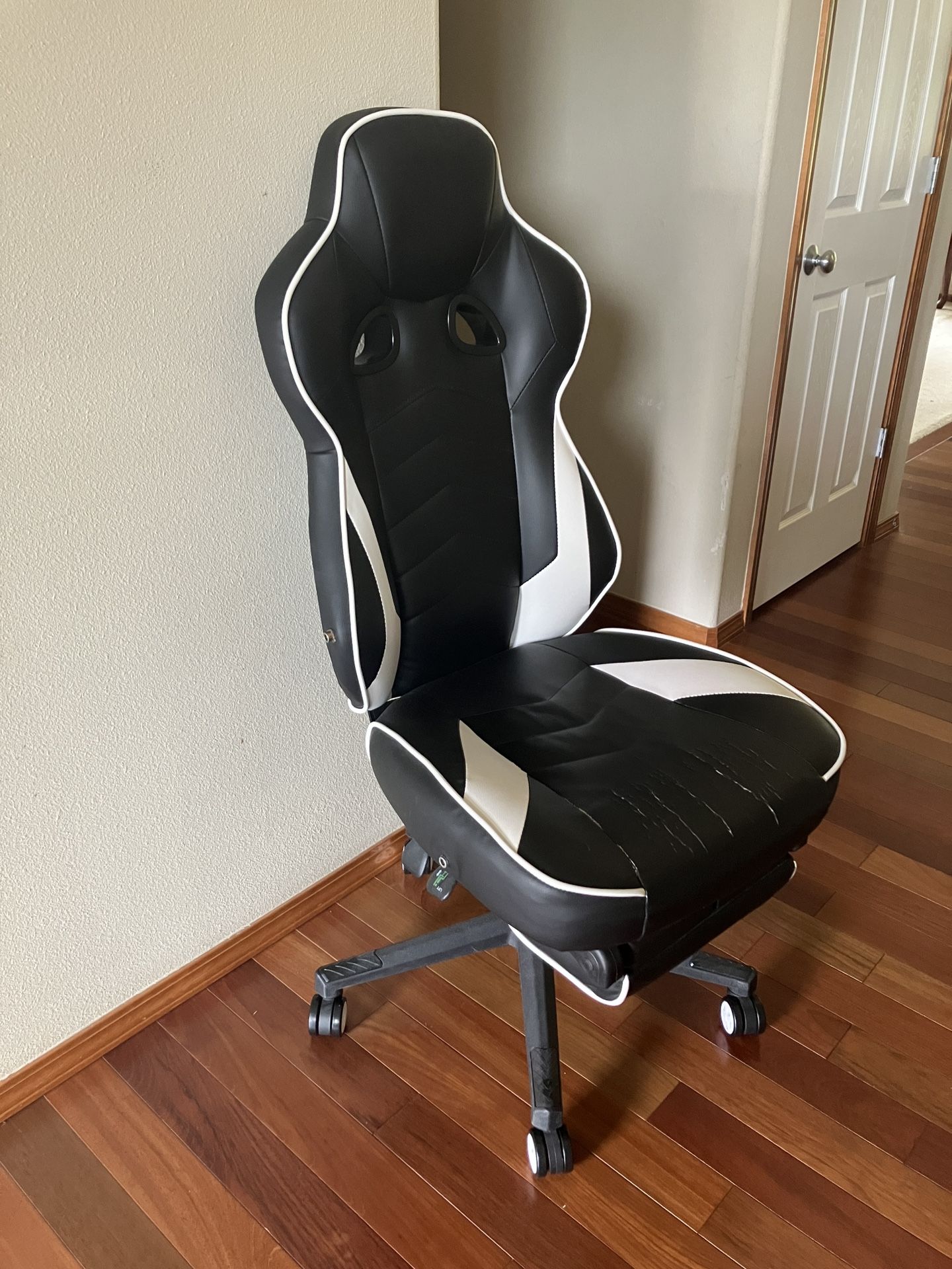 $50 BLACK & WHITE GAMING CHAIR (NO ARM REST)