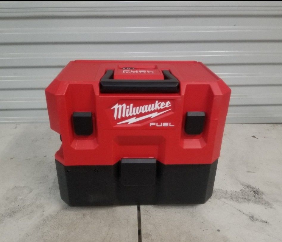 Milwaukee M12 Vacuum 1.6gal  0960-20