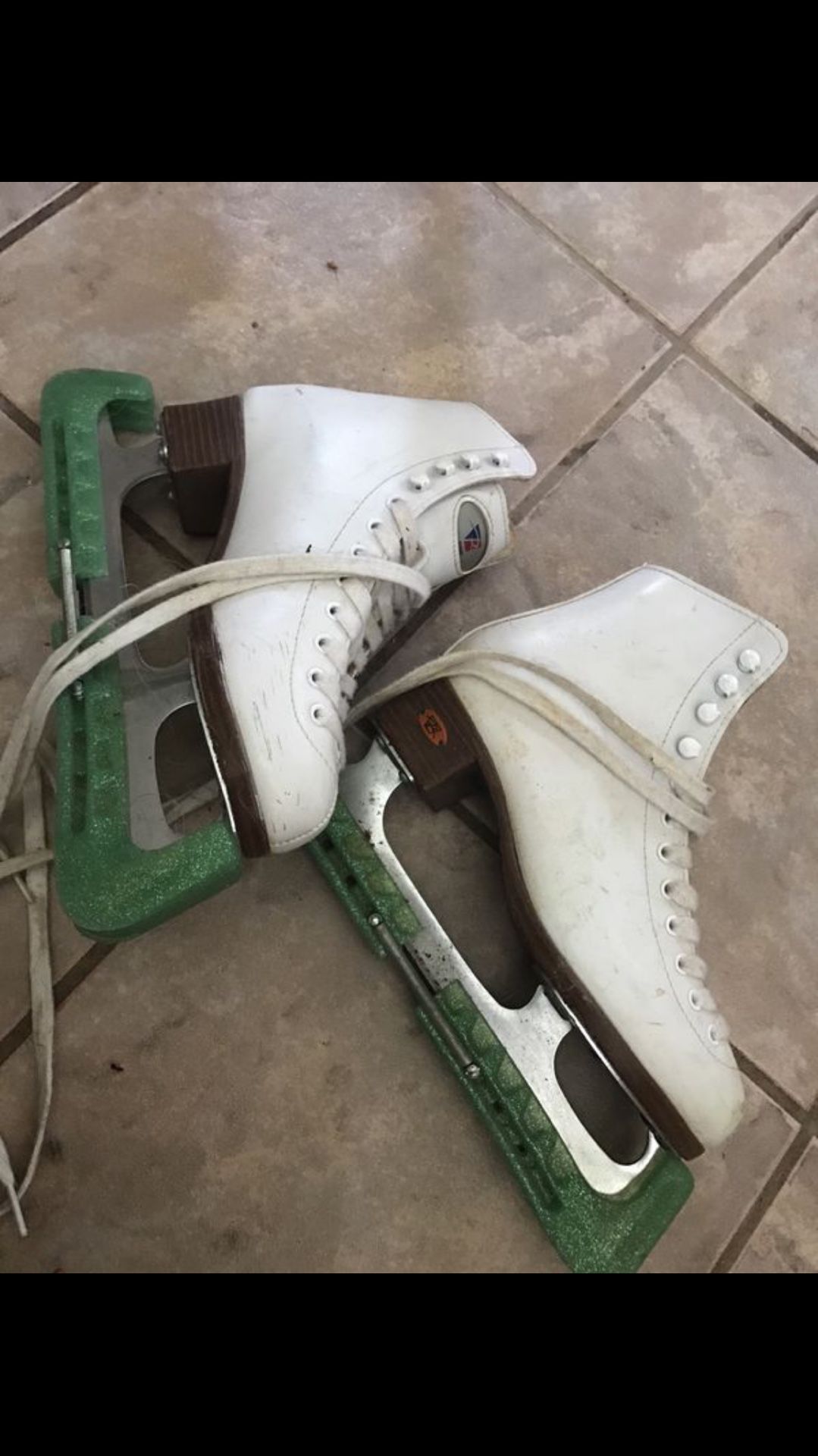 Ice skates riedell. Size 4