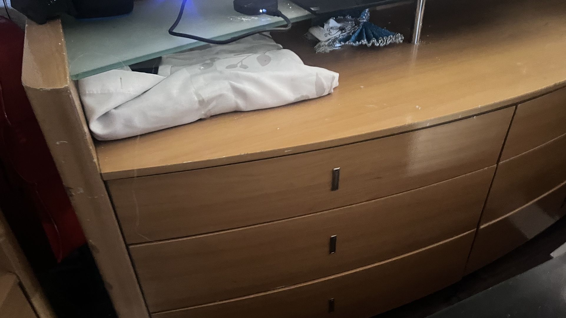 Bedroom Set (Dresser,Mirror,Nightstands)