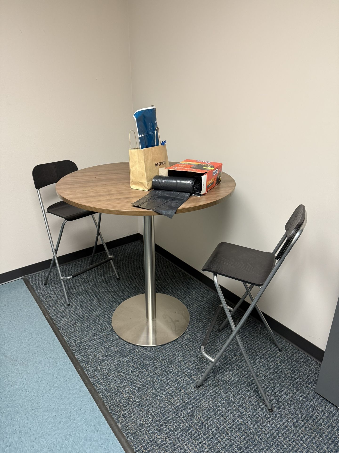 Round Table + 2 Stools