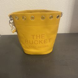 NWT Marc Jacobs The Bucket Bag Small Leather Crossbody Bag 