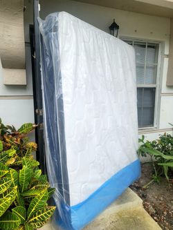 NEW QUEEN-SIZE PILLOW TOP MATTRESS AND BOX SPRING