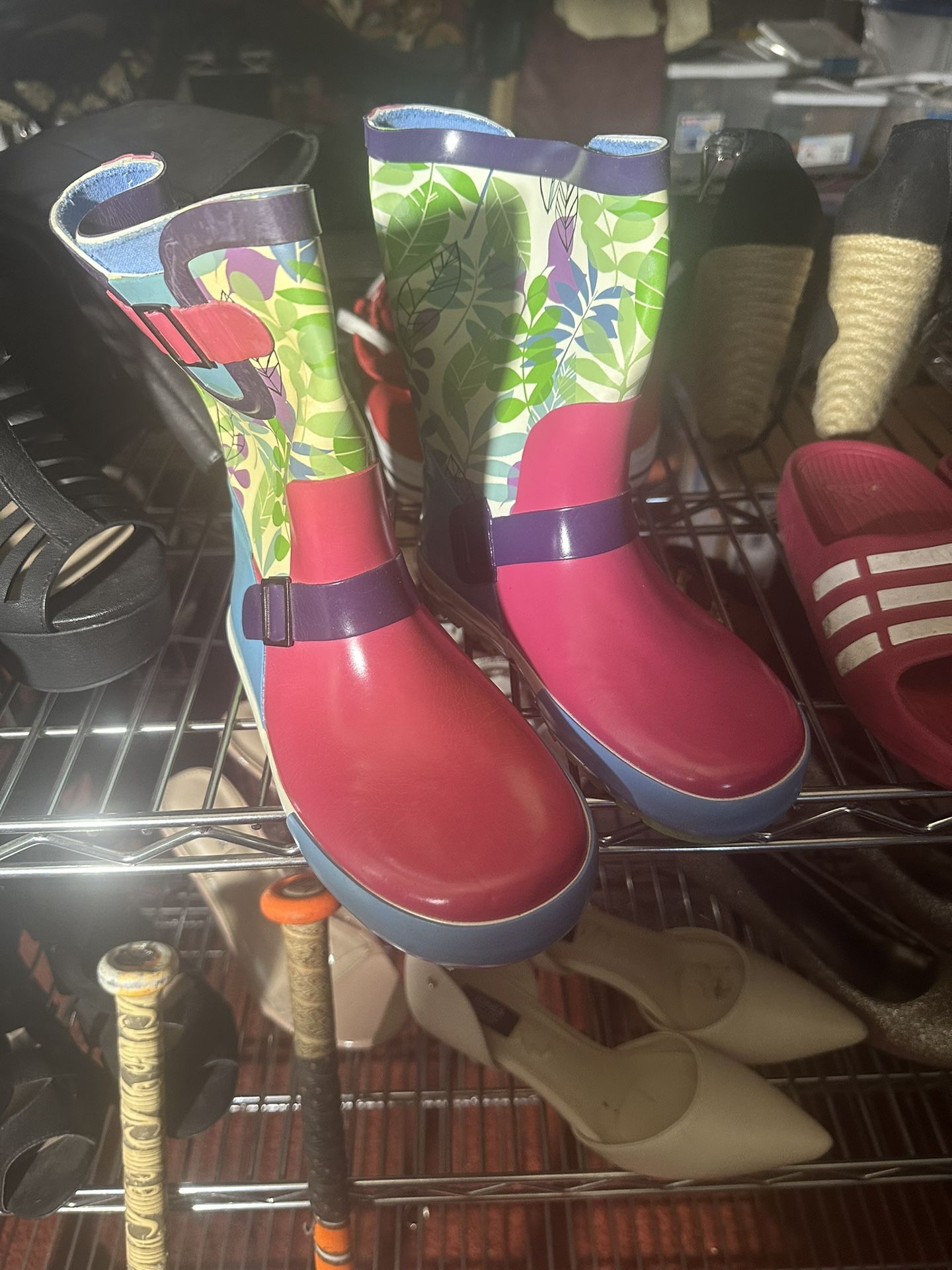 Kids rain boots size 25 dollars