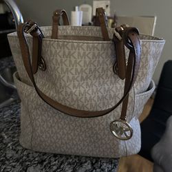 Michael Kors Leather Strapped Bag (Cream)