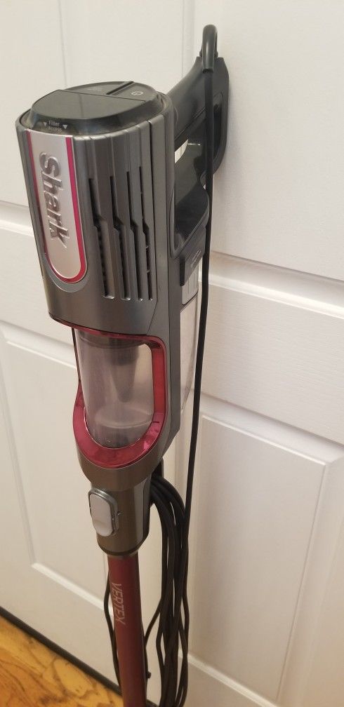 NEW cond Shark Rocket VACUUM WITH AMAZING POWER SUCTION , WORKS EXCELLENT. , IN THE BOX