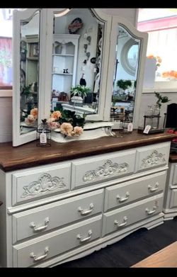 Tri-Fold Mirror excellent for a dresser