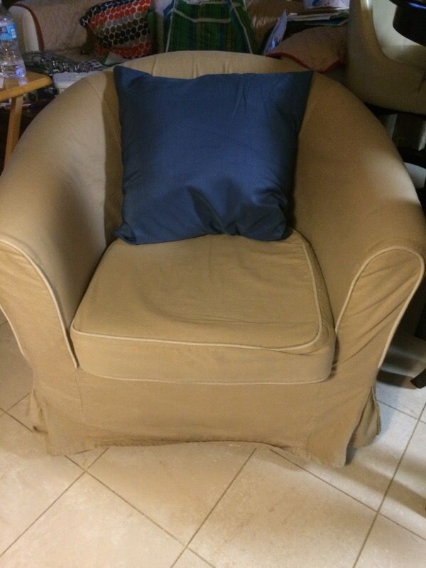 Arm chair, old white with brown cover that can be machine wash, used, great condition Se habla Español