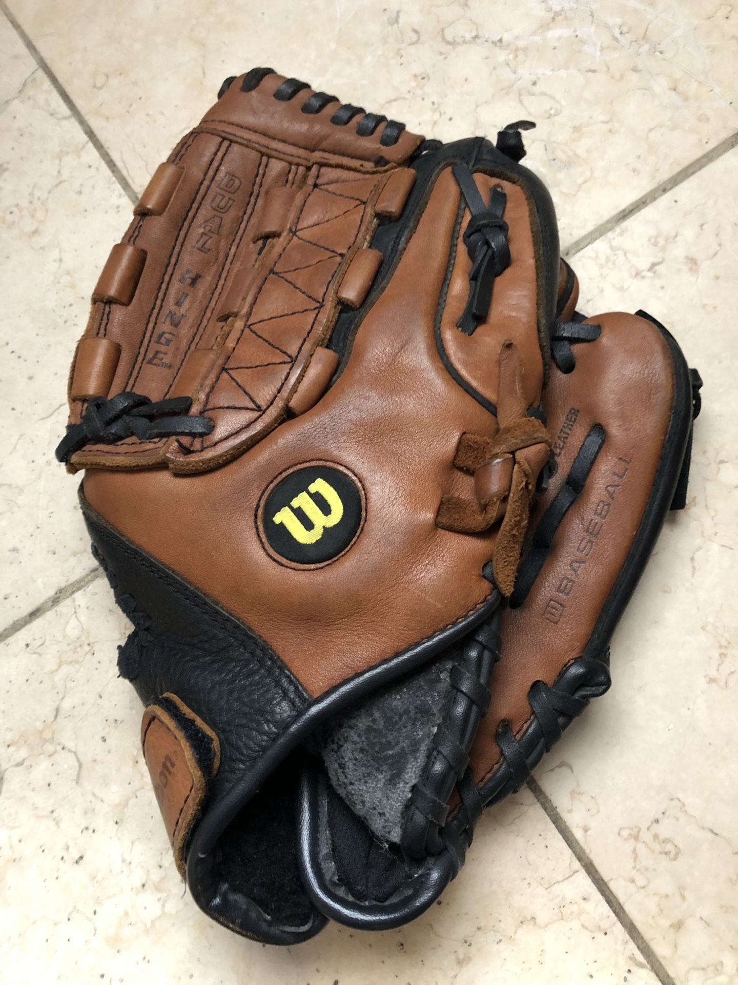 Wilsons dual hinge baseball glove