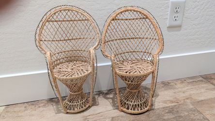 Woven plant stand chairs