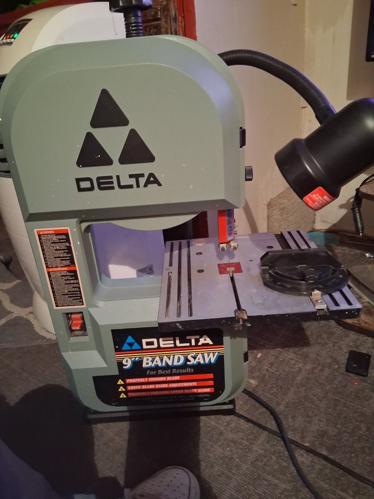 DELTA 9" BAND SAW