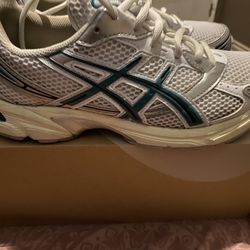 ASICS Size 7y , 8.5 Woman’s 