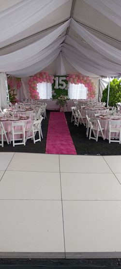 Carpa blanca 20x60 mesas sillas manteles decoraciones luces pasto artificial pista de baile