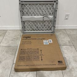 Pet Gate / Baby Gate - Fits Openings 26” - 40”