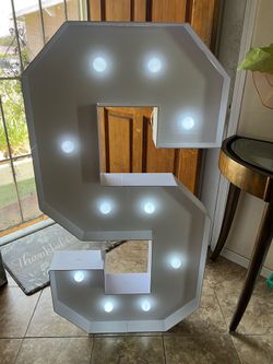 Marquee letter S