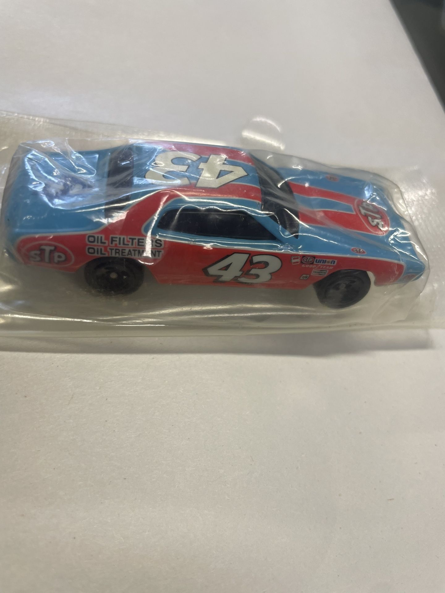 Hot Wheels - 74 Dodge Charger #43 STP -Salute To Richard Petty -Sealed Vintage