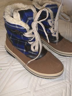 Preowned women’s size 8 in medium excellent condition