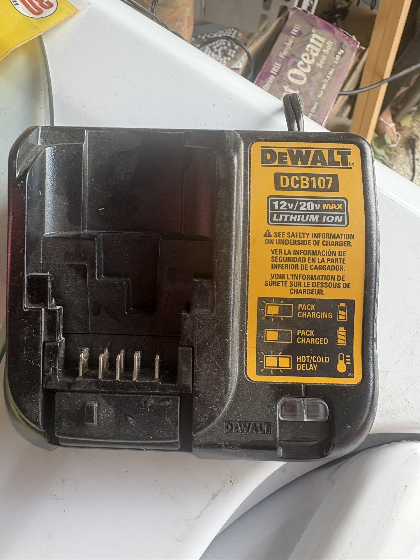 Dewalt 20 V battery charger in great shape