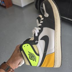 Air Jordan 1 Retro High OG 'Volt Gold size 9