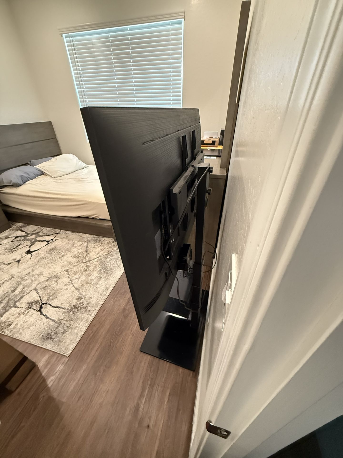 52” 4K SAMSUNG TV & Stand w/ 4K Apple TV