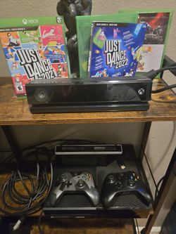 XBOX ONE w/2 Controllers and Kinect Motion Camera(3games)