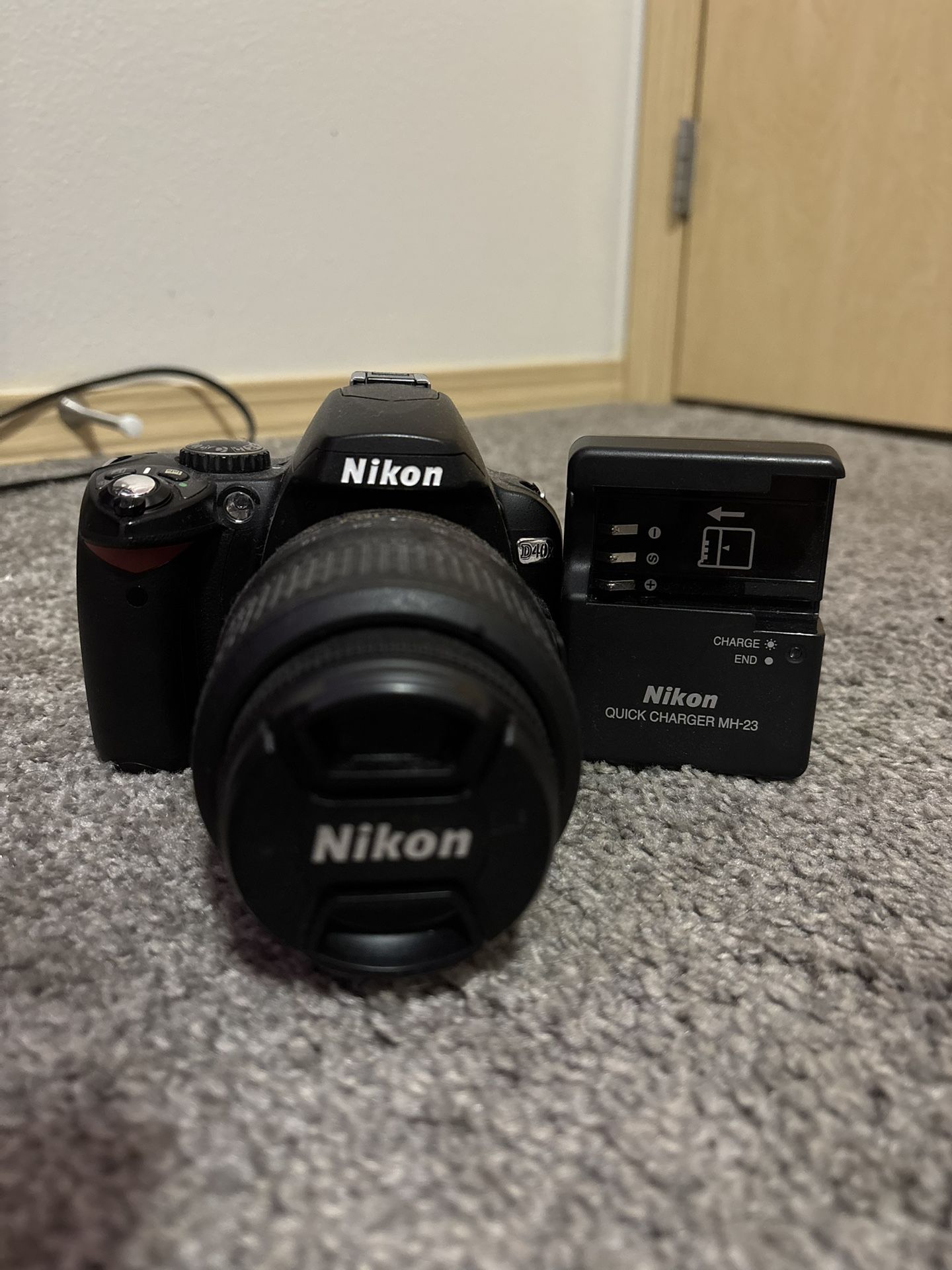 Nikon D40x 10.2MP Digital SLR Camera with 18-55mm f/3.5- 5.6G ED II AF-S DX Zoom-Nikkor Lens + Memory card