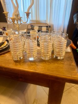 Mid Century drink caddy with 7 white, pink and blue ruffle tumblers