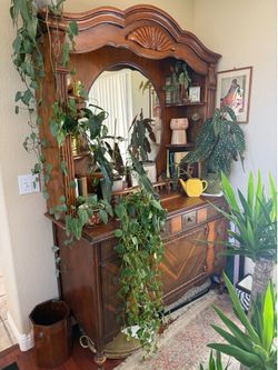 Hutch (items not included )