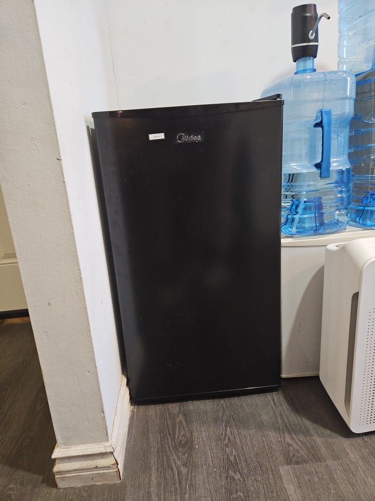 Midea Mini Fridge MERM33s1abb, Black , 3.3 Cubic Feet