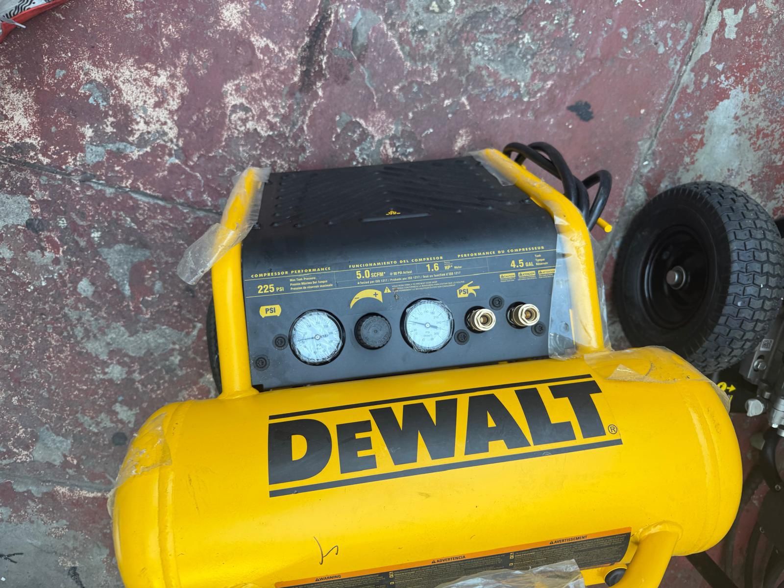 Dewalt compressor 4.5 gallon as is like new