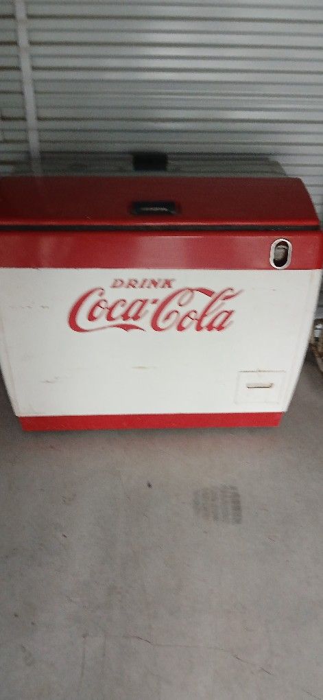 Working Coke Cola Machine