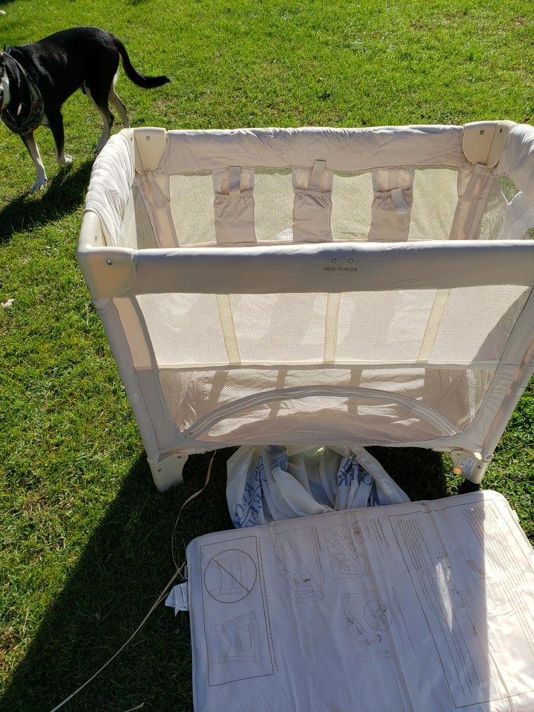 Arms Reach Bedside Bassinet 