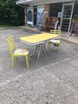 Beautiful Vintage Table And Chairs