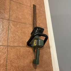 BLACK  & DEKER 22”  Electric Trimmer W Auto Stop Good Condition 