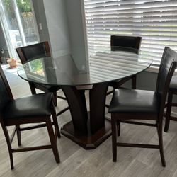 5 Pieces Dinning! 4 Chairs