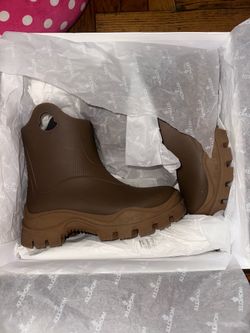 Moncler boots size 37